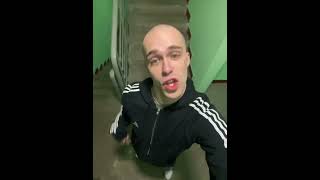 Лысый парень в спортивном костюме адидас поет песню максим ветром стать гопник достает нож  #мем