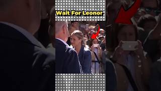 Momento De La Princesa Leonor Y Sofía Con Un Fan