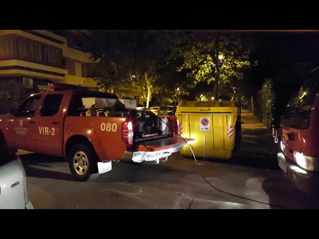 Un coche arde en la calle El Nogal
