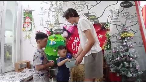 Tiếng Anh Giao Tiếp Tại Phan Thiết: Simon and Jack practice talking about Christmas