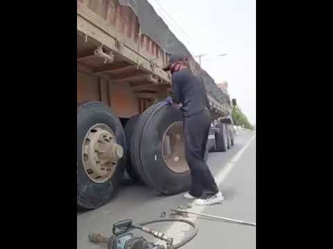 Девушка меняет колёса на грузовике / The girl changes wheels on the truck