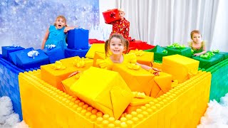Lima anak empat tantangan warna dengan mainan