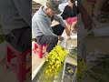 花の包装：花の加工と束ね作業の精密さ