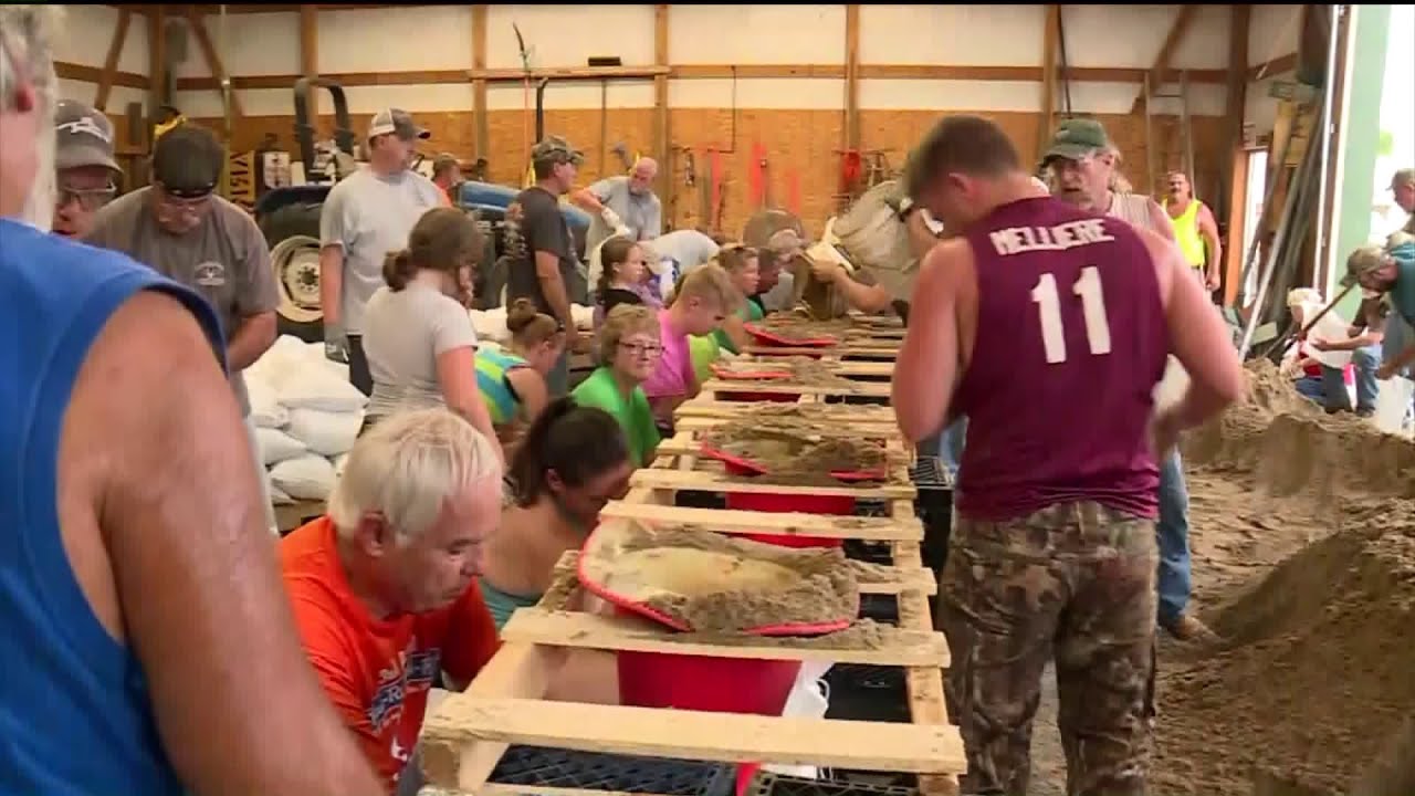 Village of 700 people in southern Illinois makes thousands of sandbags in two days