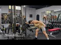 Wyprost ramienia z linką w opadzie (cable triceps kickback)