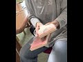 自家製コットンで糸紡ぎ1 タネを取った綿花のワタを広げ、ハンドカーダーで何度も何度も丁寧に繊維を整えます。
