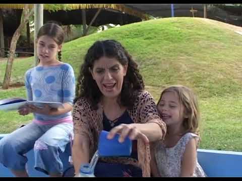 עמוס בקבוק וכוס 