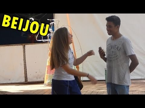 APOSTANDO BEIJO COM DESCONHECIDAS (ELA QUIS) - YouTube
