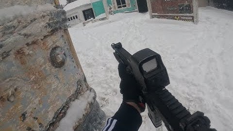 Close Quarters Combat in the Snow - Magfed Paintball