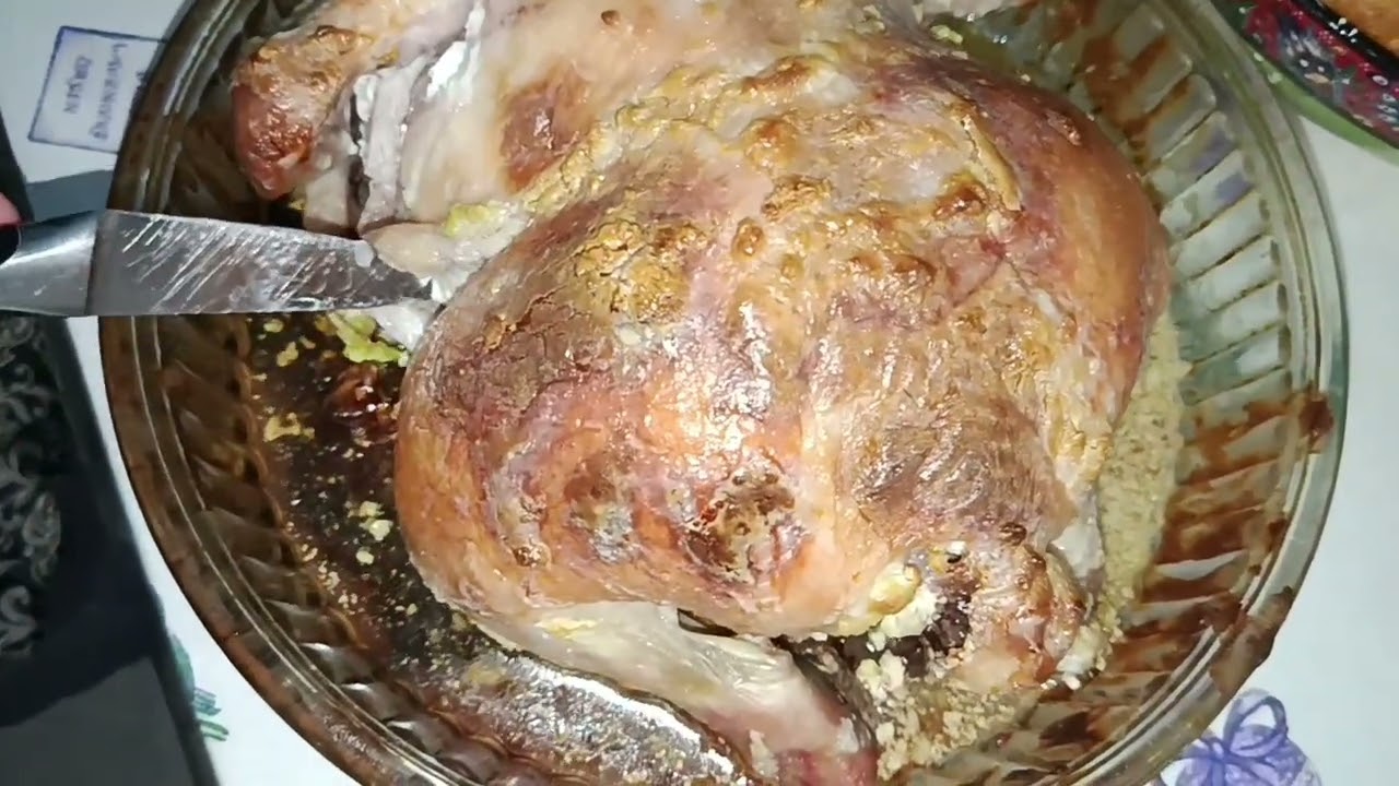 ГОТОВИМ УЖИН С ПОМОЩНИКОМ , СОСИСКИ В ТЕСТЕ, КУРИЦА, САЛАТ/ПАПА ЗАНИМАЕТСЯ. 