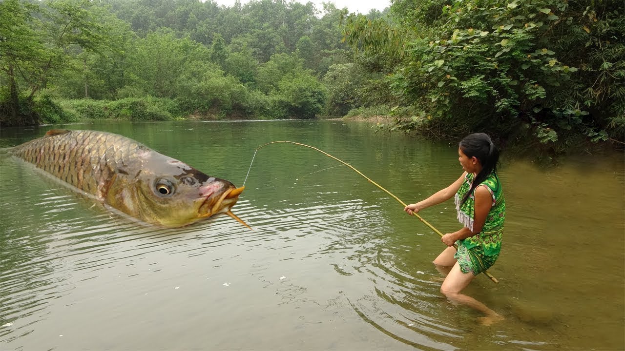 Survival skills - Cooking Big fish recipe,Catch fish by hand - Primitive Technology Eating delicious