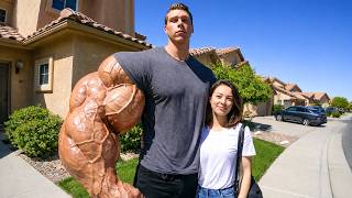 12 People With Bigger Than Normal Body Parts