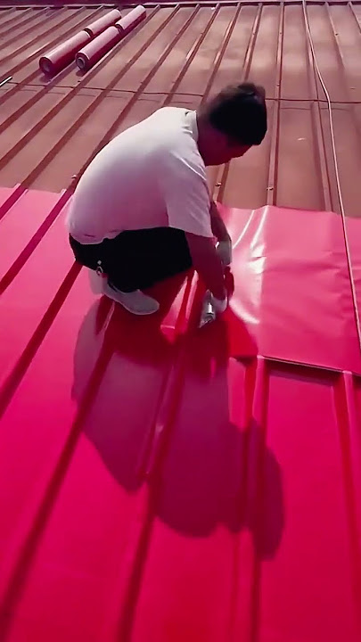 The process of laying anti rust membrane on color steel tile roof