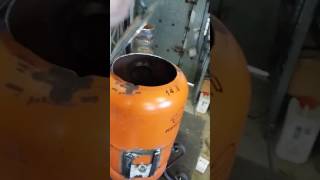 ESTUFA de leña casera con una bombona de butano