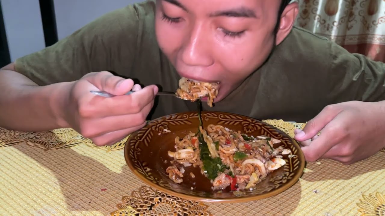 Mie sedaap korean spicy daging kamping, di tambah nasi pula!!!!