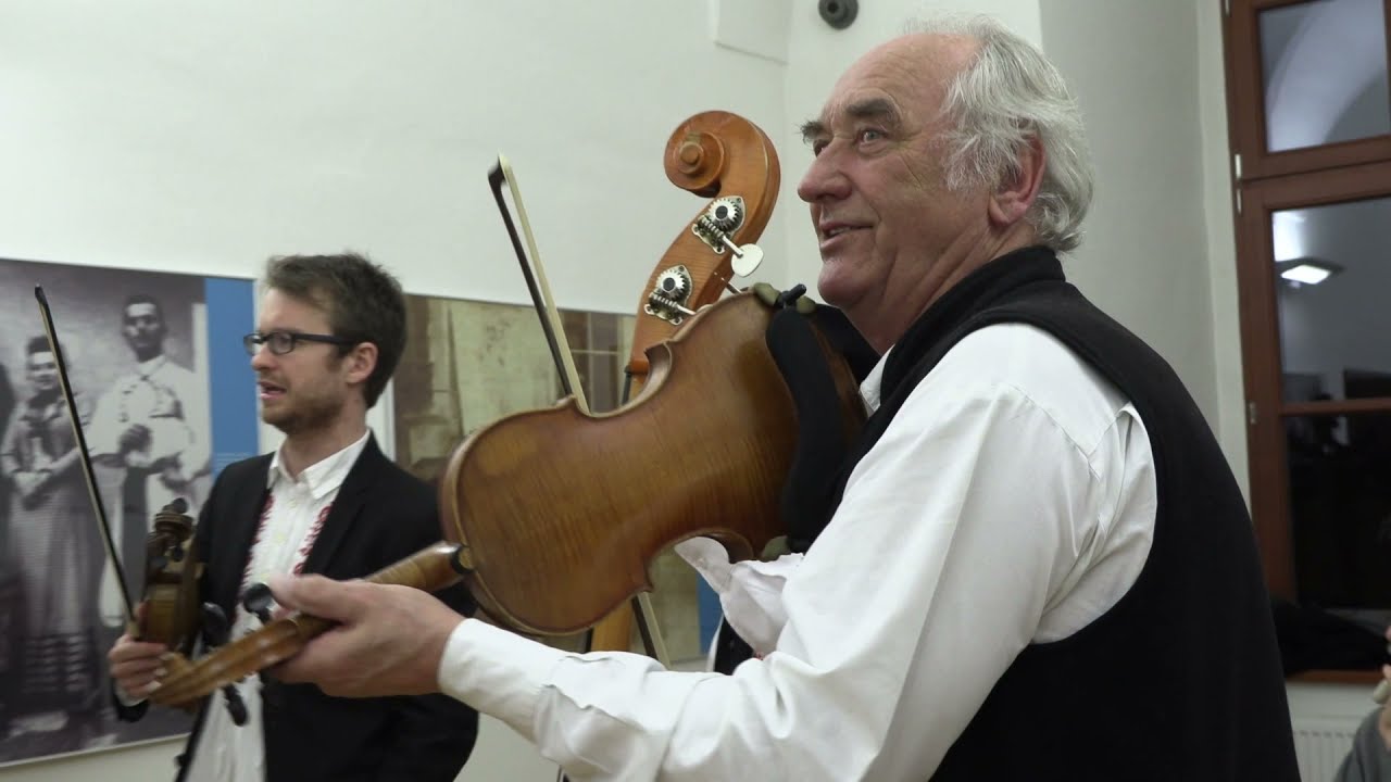 UHERSKÉ HRADIŠTĚ-Cimbálová muzika Burčáci z Míkovic s primášem Zdeňkem Staškem (1.)