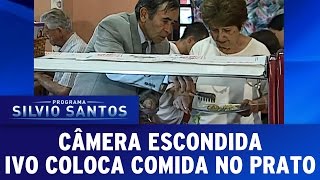 Câmera Escondida (23/10/16) - Ivo coloca comida no prato