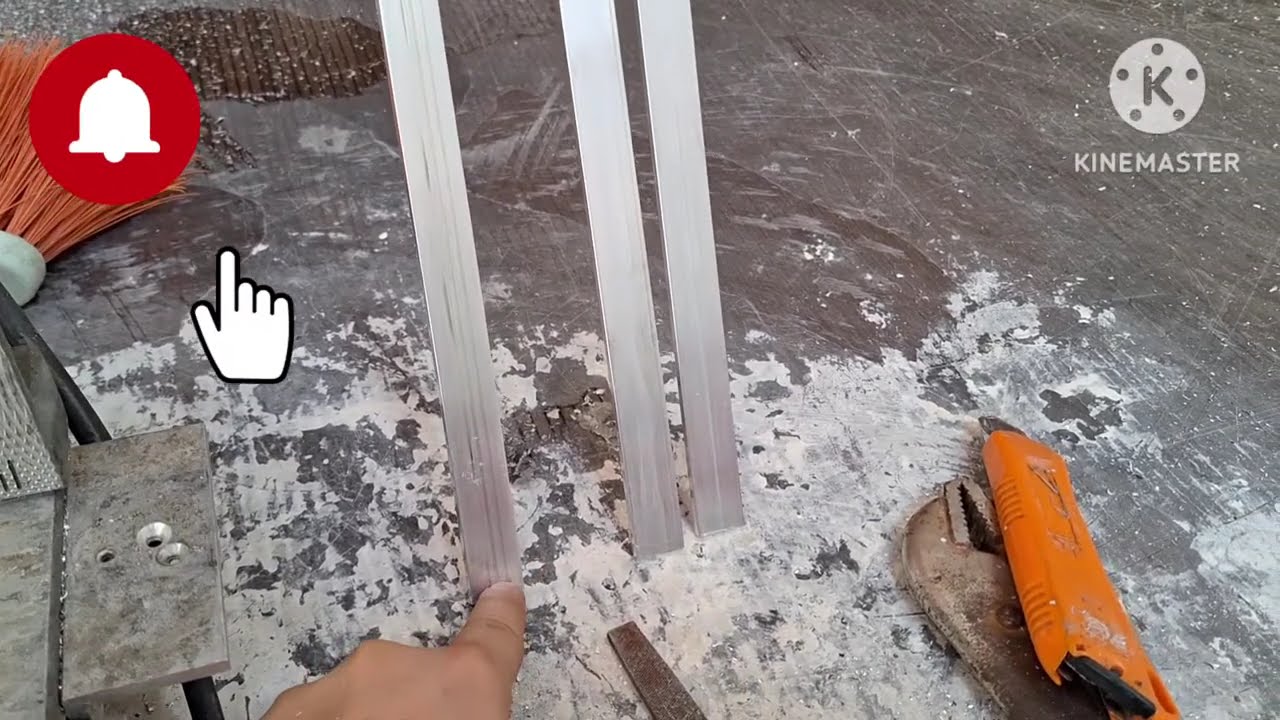 окно с решеткой и скошенным стеклом