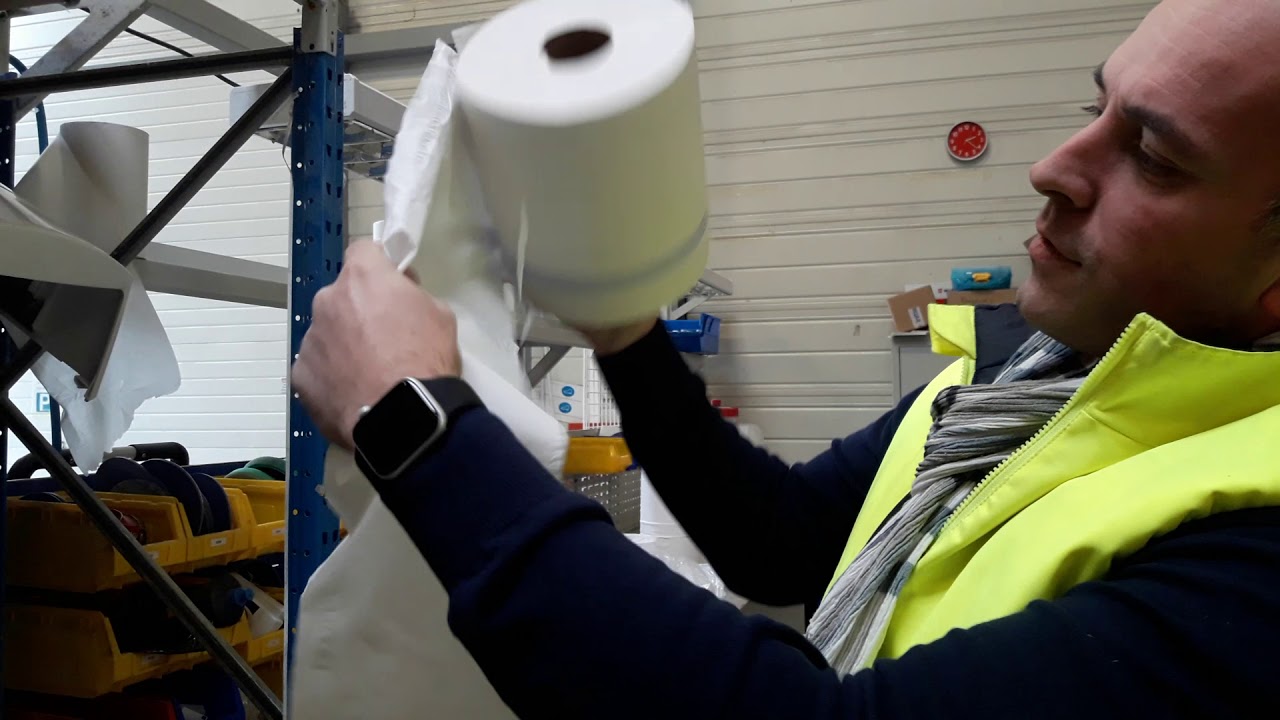 Comment insérer une bobine papier dans un distributeur d'essuie-mains textile ?