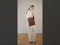 Bolso mini negro en cuero nobuk, detalle de estilo. 🖤🔥👉 Enlace del producto en el primer comentario.