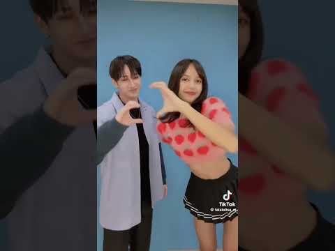 Omoooooo Lisa N Bangchan Doing The Monnlight Floor 