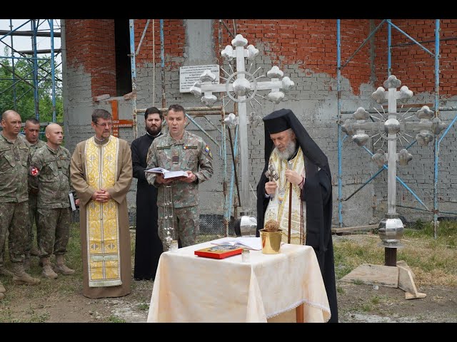 Sfințirea crucilor care vor fi aşezate pe biserica din Garnizoana Galaţi