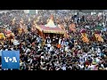 Huge crowds gather in northern india to celebrate hindu festival