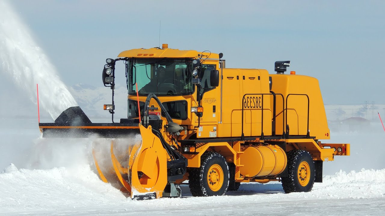 Эти машины способны сдувать снег на невероятную высоту.