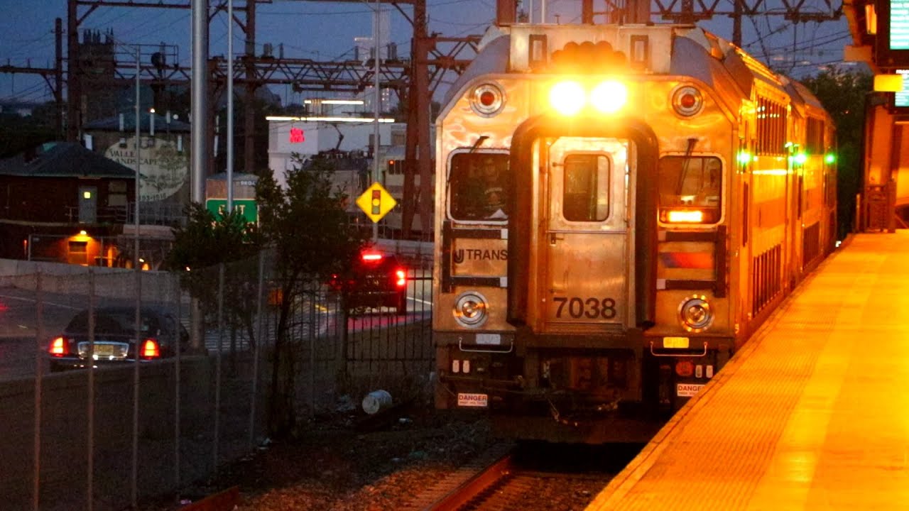New Jersey Transit Dover Bound 8Car Train Of Multilevels w/ALP46A