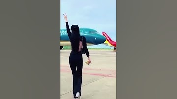 Thêm nữ hành khách vô tư múa may trước máy bay | VTC1