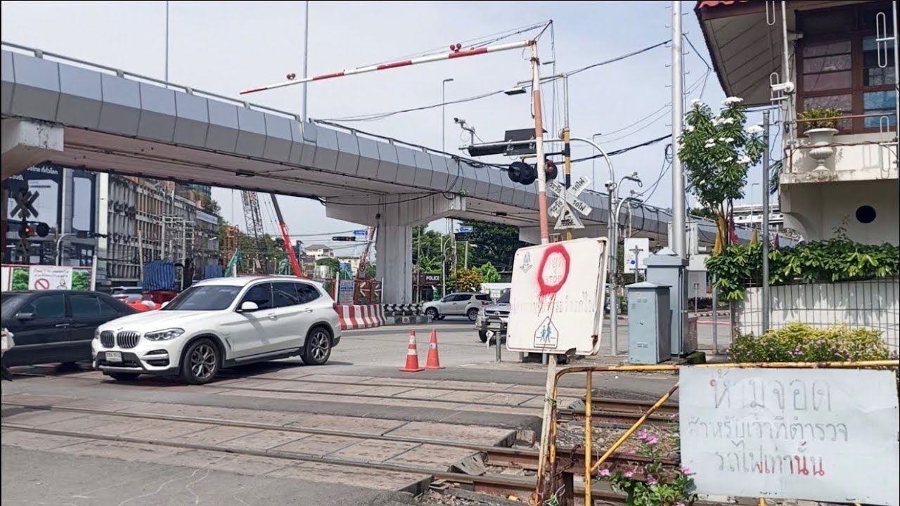 ชมรถไฟที่จุดตัดทางรถไฟยมราชและพระราม 6#รถไฟไทย #rodfaithai #train 