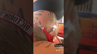 Eda Esmer Parmakliyor