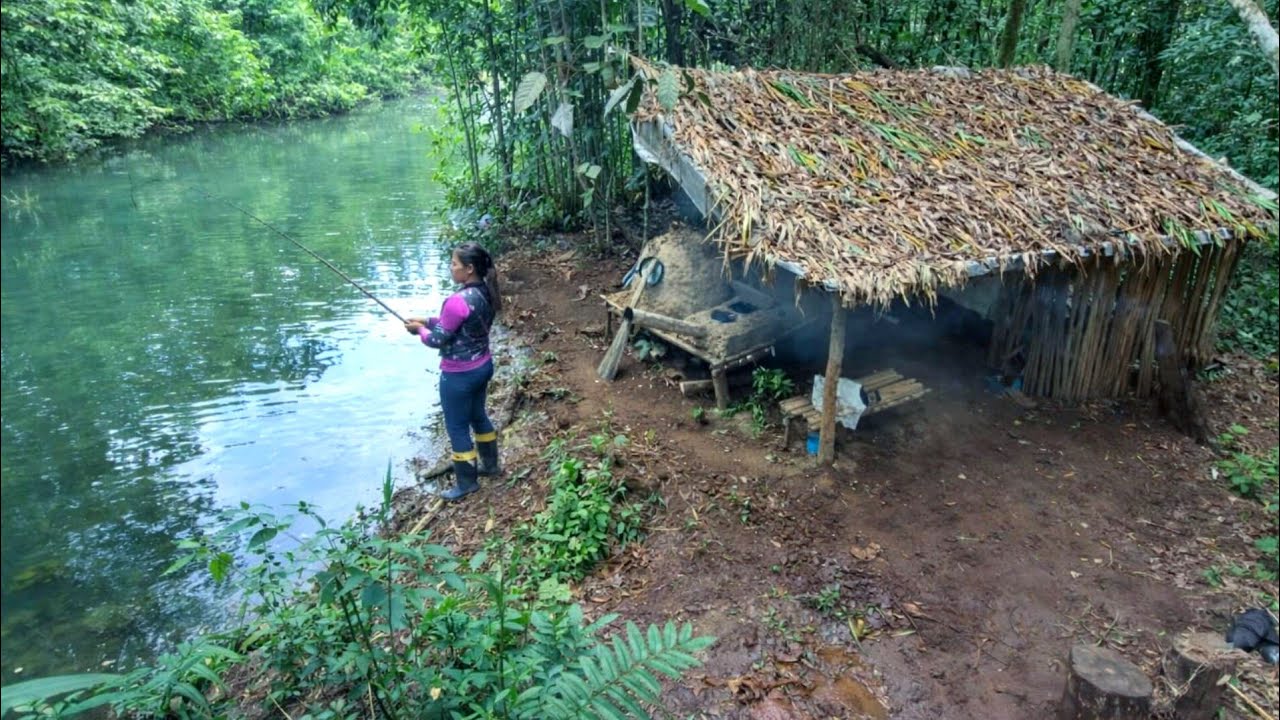 Acampamento primitivo no baranco do Rio Pescaria Raiz com vara de bambu 