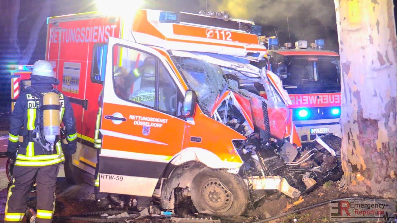 [HORROR-UNFALL AUF EINSATZFAHRT] - RTW kollidierte mit PKW & krachte vor Baum | Fahrer eingeklemmt -