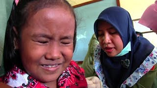 Ekspresi Kocak Siswa SD Saat Suntik Campak