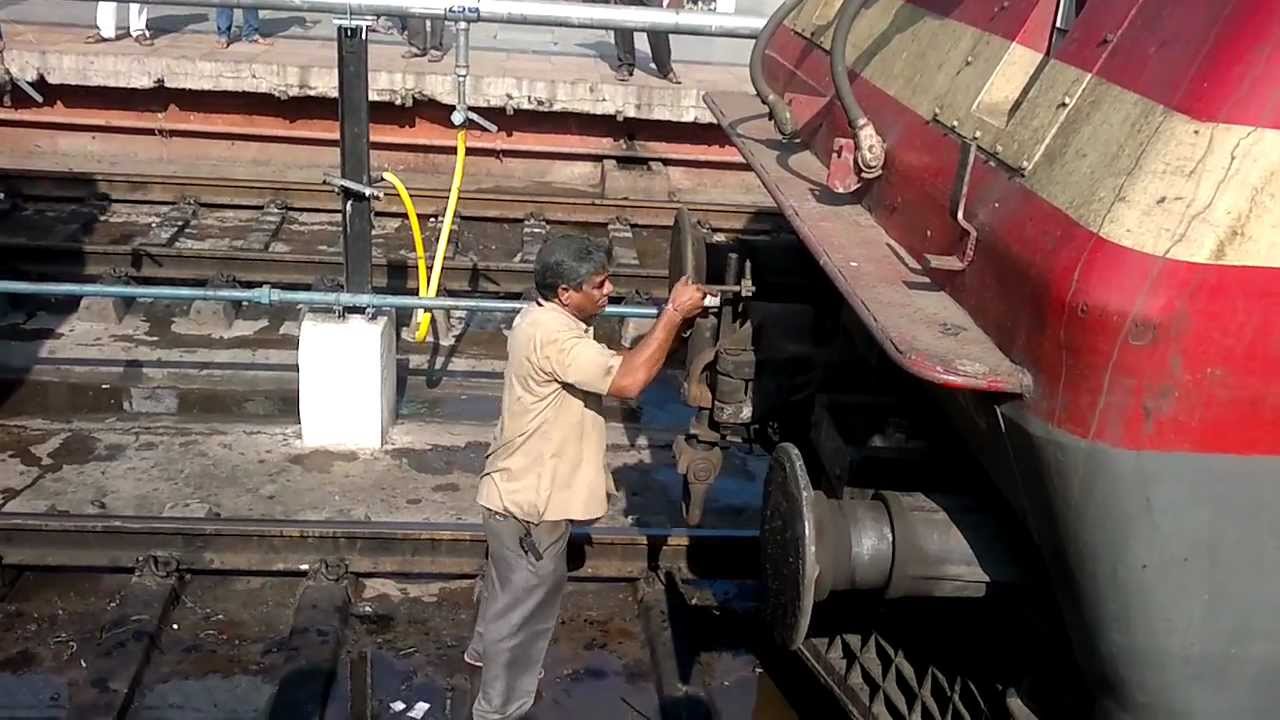 Konark Express loco/engine change at kazipet