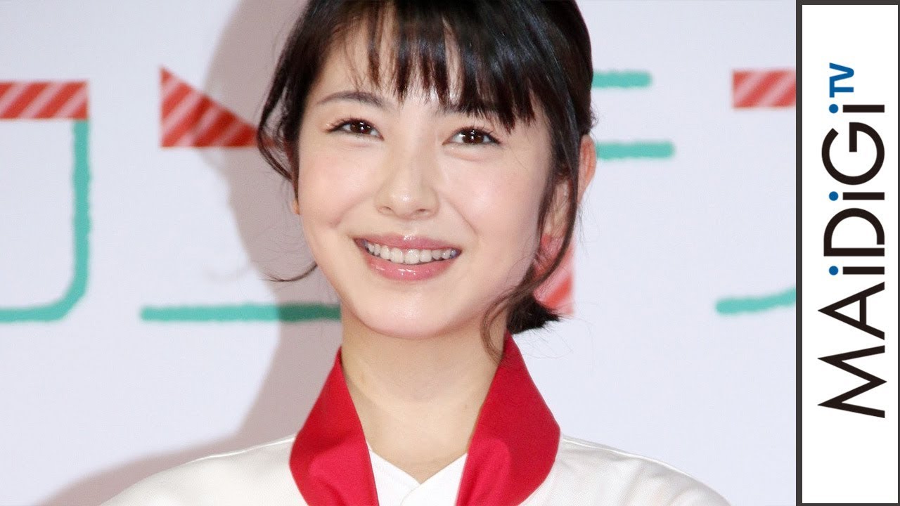動画 浜辺美波 可愛すぎるパティシエール衣装で登場 夢のクリスマスケーキ の試食も Maidigitv マイデジｔｖ