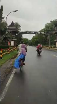 kakek pakai sepeda ontel boncengkan nenek