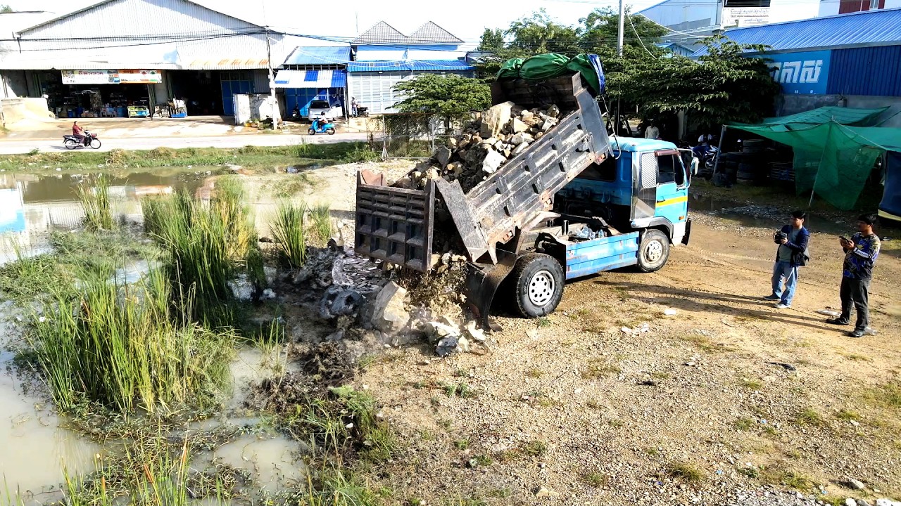Complete the work of filling the canals with soil and garbage using small machinery