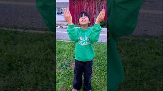 ليليان ساعدت الولد المهموم ولعبت معه