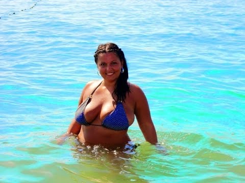 Кучерявая чувиха оголяется на пляже Кучерявая чувиха оголяется на пляже