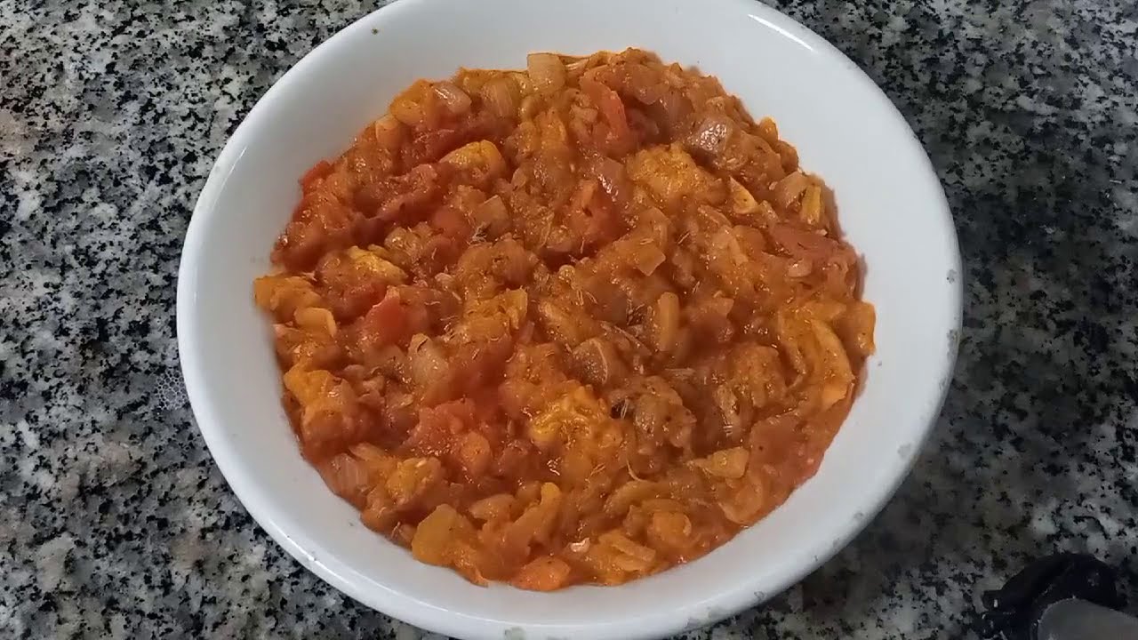 סלט חצילים עם עגבניות מבושל עם הרבה שום ובצל בניחוח קימל וטימין