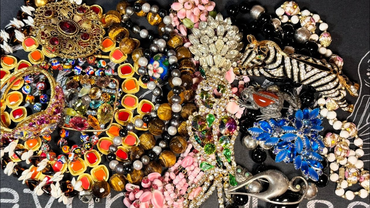 Распаковка редких костюмов и ювелирных изделий из комиссионного магазина Sterling