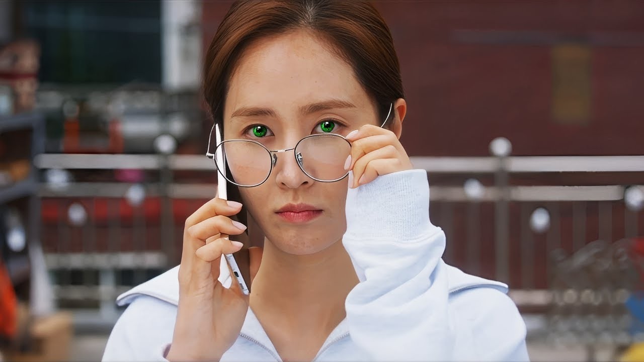 Nadie se esconde ni escapa de esta chica, pues tiene unos ojo