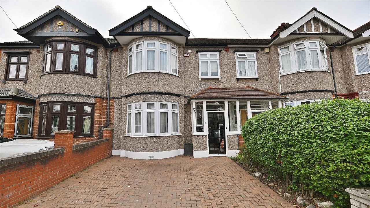 Arbon & Miller | A&M | Roy Gardens, Newbury Park | EXTENDED FOUR BED | DECORATIVELY IMMACULATE