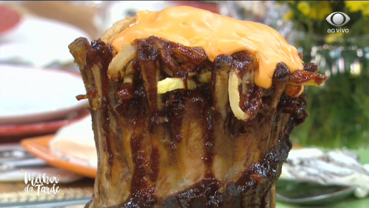 Rogério Holanda prepara coroa de costelinha