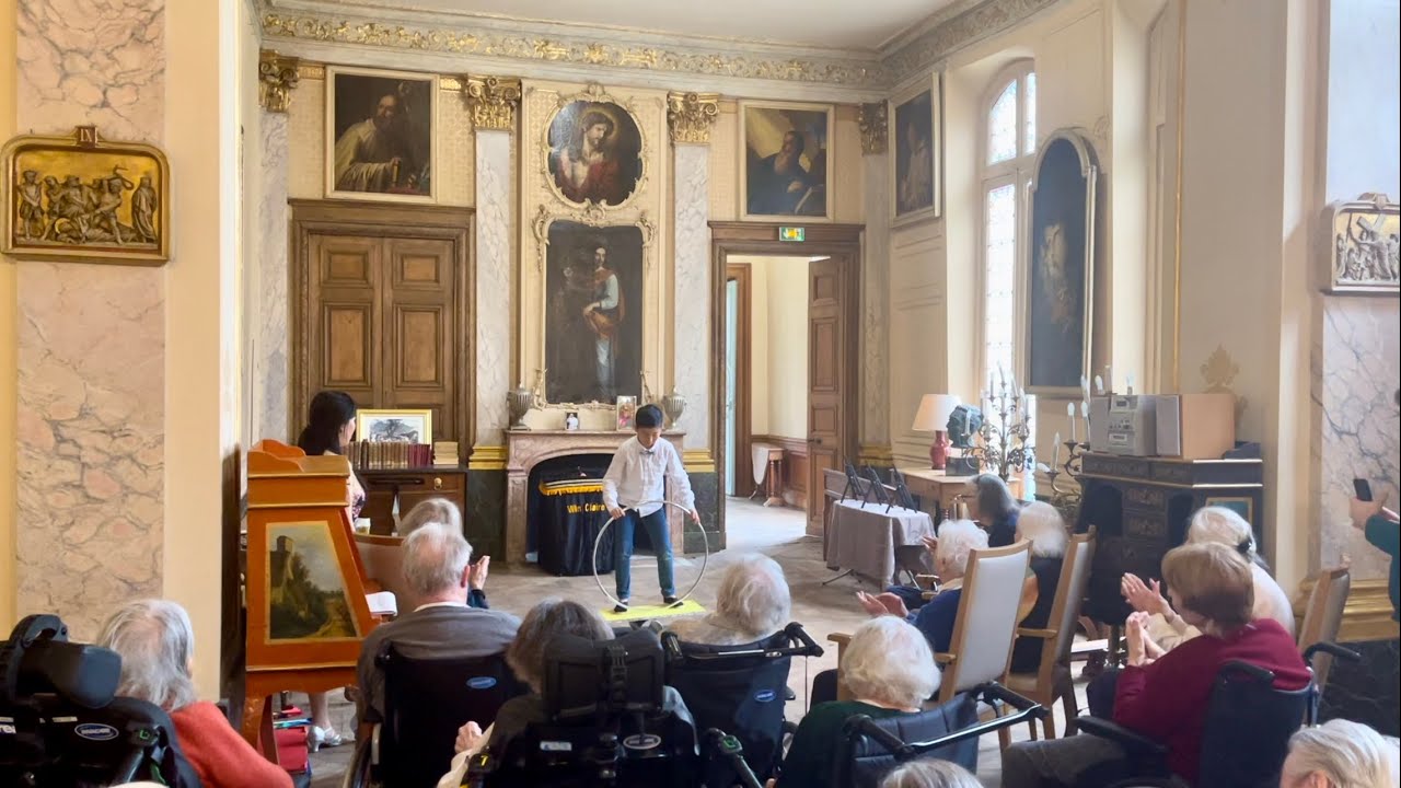 2 con cùng mẹ đi diễn trong 1 viện dưỡng lão rất đặc biệt