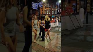Girls Chilling in Manchester Night 💫✨ #citywalk #nightlife #walking #shortsfeed #ukvibes
