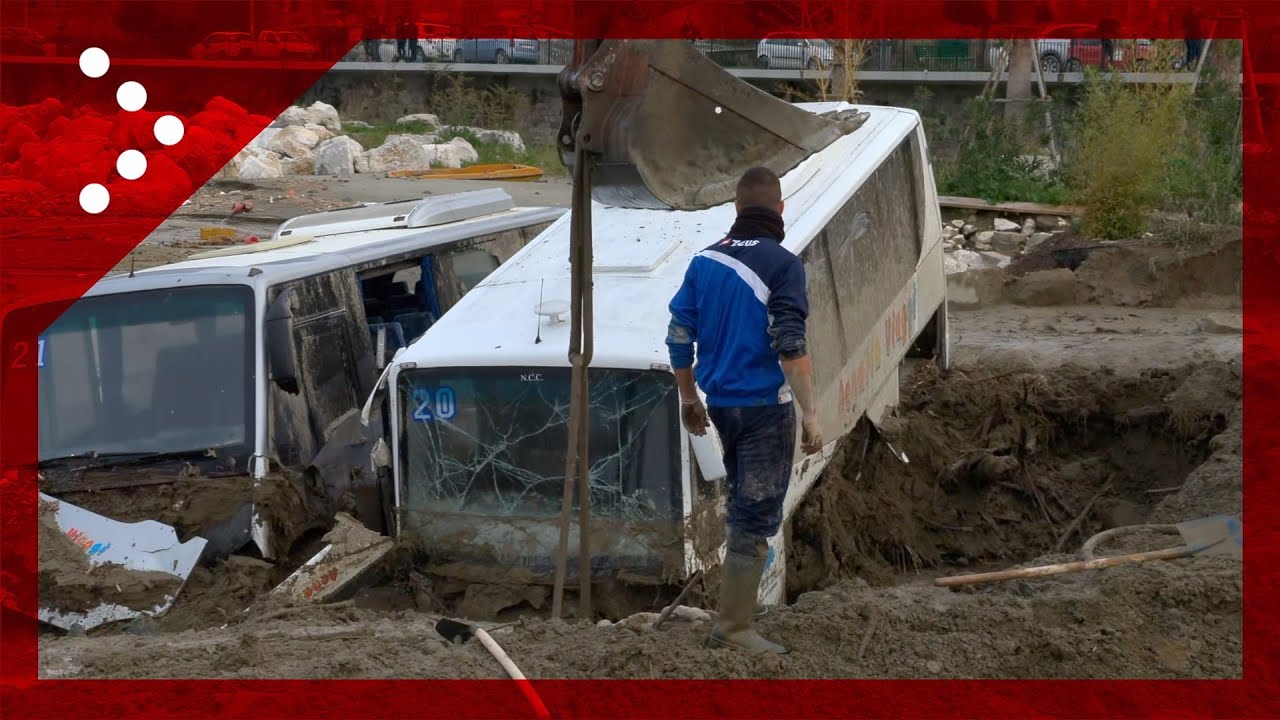 Ischia, primo tentativo di spostamento dei due pullman travolti dalla frana: operazioni complesse