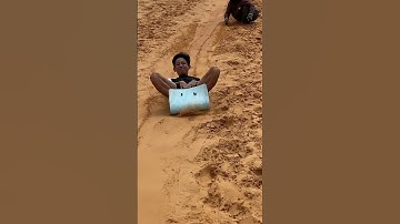 Con trai lớn chơi vui chơi bãi cát vàng Phan thiết